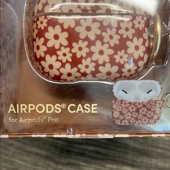 XO Poppy | Daisy AirPod Case - Picture 2 of 5